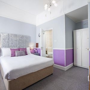 King Room en suite Bath & Shower